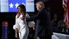 Donald Trump uvádí svou enu Melanii na pódium.