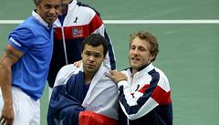 Jo-Wilfried Tsonga a Lucas Poullie se radují z postupu do semifinále Davis Cupu.