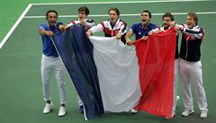 Francouztí tenisté se radují z postupu do semifinále Davis Cupu.