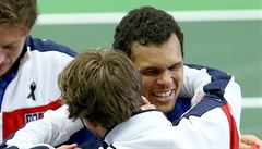 Jo-Wilfried Tsonga a Lucas Pouille se radují z postupu do semifinále Davis Cupu.