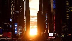 Slunce mezi mrakodrapy. Newyoran uasli pi pohledu na Manhattan Henge