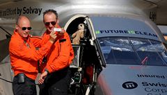 André Borschberg (vpravo), pilot Solar Impulse 2 s kolegou Bertrandem Piccardem...