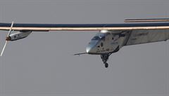 Solar Impulse 2 se pipravuje na pistání v Káhie.