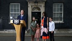 Odstupující premiér David Cameron s rodinou ped domem v Downing Street.