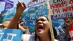 Filipínci v Manile protestují proti postupu íny v Jihoínském moi.