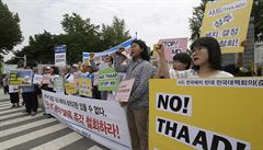 Demonstranti ped jihokorejským ministerstvem obrany protestují proti umístní...