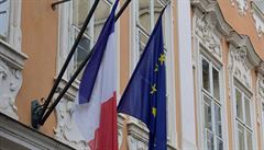 Na pl erdi sputné vlajky Francie a EU na budov francouzské ambasády v...