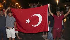 Vojenský puč v Turecku potlačen. Erdogan je zpět, 94 mrtvých, přes 1500 vojáků zatčených