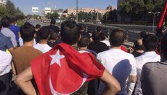 Lidé s tureckými vlajkami se shromaují ped sídlem armády v Ankae.