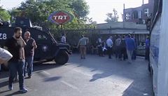 Zábr z videozáznamu zachycuje vojáky u vchodu do sídla státní televize TRT,...
