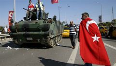 Mu zabalený do turecké vlajky a civilisté na tancích. Povstalecká frakce...