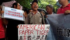 Demonstrant z lokální proínské strany provolává antiamerické slogany na...