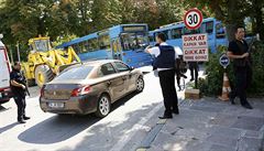 Turecká policie steí pístupovou cestu k budov parlamentu v Ankae...