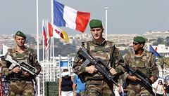 Francouzští vojáci na Promenade des Anglais v Nice, dějišti krvavého...