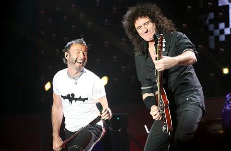 Zpvák Paul Rodgers (vlevo) a kytarista Brian May bhem koncertu skupiny Queen...