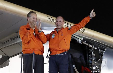 Radost v cíli. Bertrand Piccard (vpravo) a Andre Borschberg, piloti Solar...