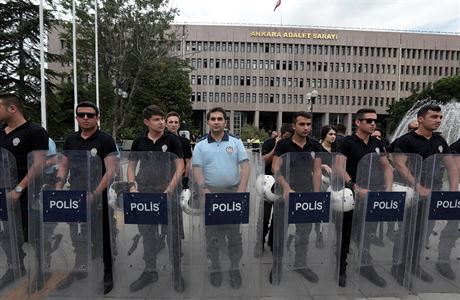Turecká poádková policie hlídá ped soudní budovou, kde alobci vyslýchají...