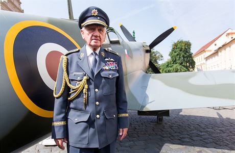 Válený veterán Emil Boek pózuje ped letounem Spitfire.