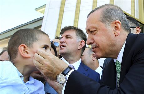 Tureck prezident Erdogan si hraje s malm Turkem