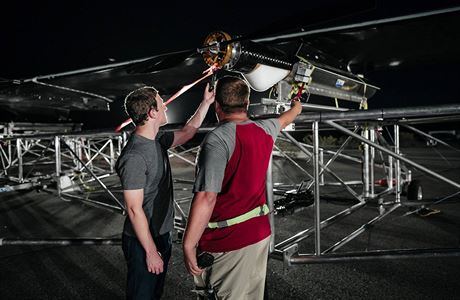Mark Zuckerberg testuje ped rozbeskem letoun Aquila
