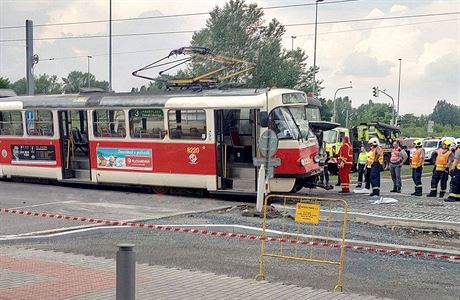 V Sokolovsk ulici se srazila tramvaj s nkladnm autem.