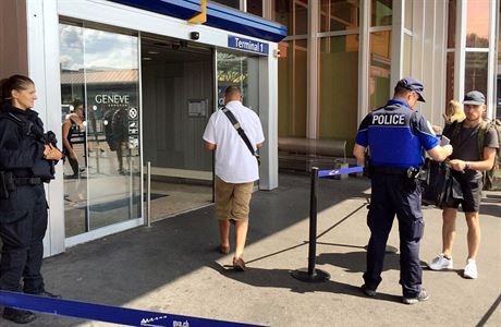 výcarská policie vechny cestující u vstupu na enevském letiti Cointrin.