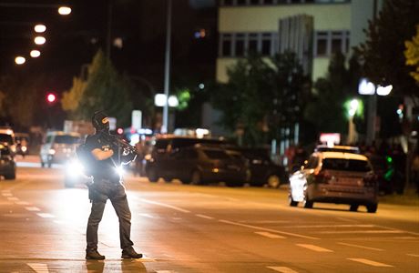 Maskovaný ozbrojený policista i nkolik hodon po útoku - po plnoci steí...