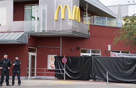 Policie v sobotu hldkovala u restaurace McDonalds, kde stelba zaala.