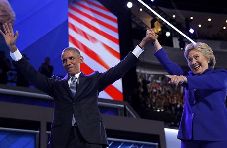 Barack Obama a Hillary Clintonová na sjezdu demokrat ve Filadelfii.