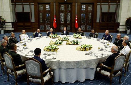 Tureck prezident Erdogan (mezi vlajkami uprosted) pedsed nejvy vojensk...