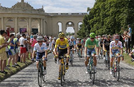 Christopher Froome vedle nj v zelenm slovensk jezdec Peter Sagan.