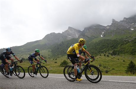 Chris Froome (ve lutm) v Alpch bhem 20. etapy Toru de France.