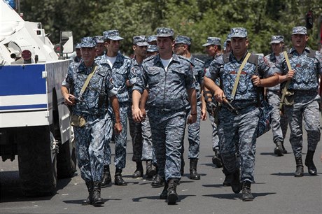 Arménská policie a speciální jednotky zajiují bezpenost oblasti.
