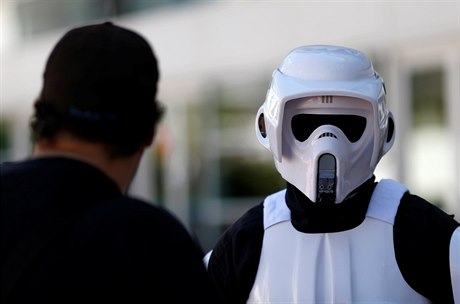 Fanouek filmové série Star Wars pevleený v kostýmu za vojáka impéria na...