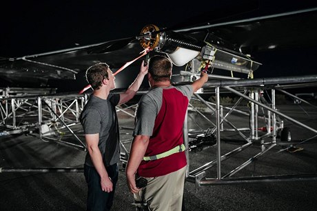 Mark Zuckerberg testuje před rozbřeskem letoun Aquila