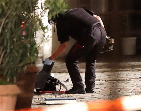 Zajiování dkaz: policista zkoumá batoh nalezený na míst inu.