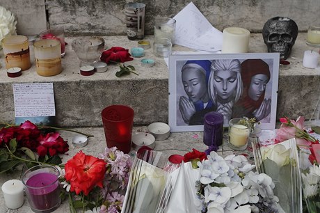 Pietní místo. Svíčky, kresby a květiny před radnicí v Saint-Etienne-du-Rouvray,...