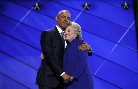 Demokratické objetí. Barack Obama a Hillary Clintonová na nominaním sjezdu ve...