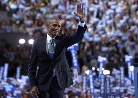 Barack Obama mává publiku na nominaním sjezdu Demokratické strany.