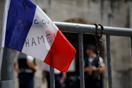 Francouzská vlajka a růženec jako vyjádření úcty islamisty zavražděnému knězi...