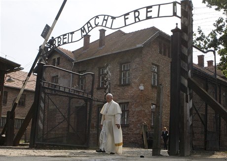 Pape Frantiek v pátek jako tetí hlava katolické církve navtívil nacistický...