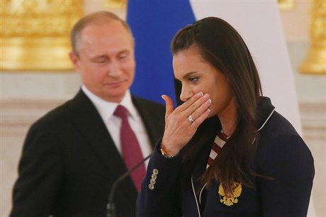 Vladimir Putin má k ruským sportovcm blízko, na snímku s Jelenou Isinbajevovou.