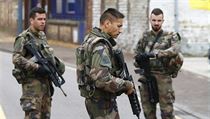 Francouzští vojáci střeží přístupovou cestu k místu útoku.
