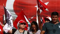 Stoupenci vldn AKP vyjaduj v ulicch podporu Erdoganov reimu.