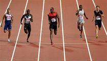 Usain Bolt (vpravo) v závodě na 200 metrů na Diamantové lize v Londýně.