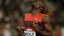 Usain Bolt v cíli běhu na 200 metrů.