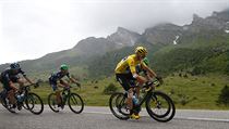 Chris Froome (ve lutm) v Alpch bhem 20. etapy Toru de France.