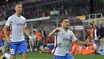 Na snímku se radují střelec vyrovnávacího gólu Steauy Nicolae Stanciu (vpravo)...