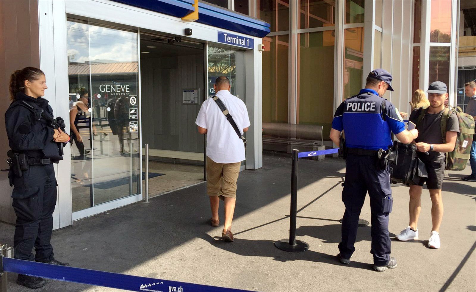 �výcarská policie v�echny cestující u vstupu na �enevském leti�ti Cointrin.