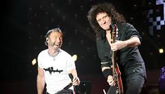 Zpvák Paul Rodgers (vlevo) a kytarista Brian May bhem koncertu skupiny Queen...